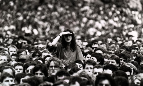 woman-peering-over-crowd-001